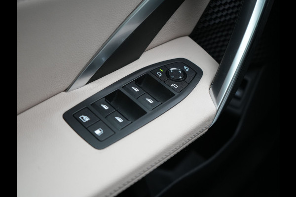 BMW X1 xDrive30e M Sport Plug In Hybrid 326pk Dealer O.H. PHEV | Panodak | Trekhaak af Fabriek | Lederen Sportstoelen Massage & Memory | Adaptive Cruise | 360 Camera | 20 "L.M | Harman / Kardon | Head Up | Keyless |
