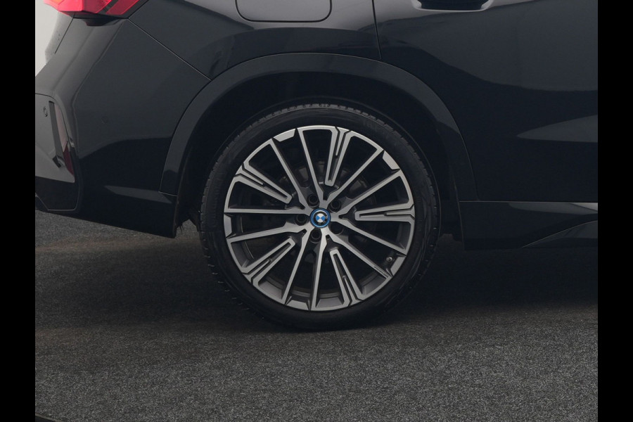 BMW X1 xDrive30e M Sport Plug In Hybrid 326pk Dealer O.H. PHEV | Panodak | Trekhaak af Fabriek | Lederen Sportstoelen Massage & Memory | Adaptive Cruise | 360 Camera | 20 "L.M | Harman / Kardon | Head Up | Keyless |