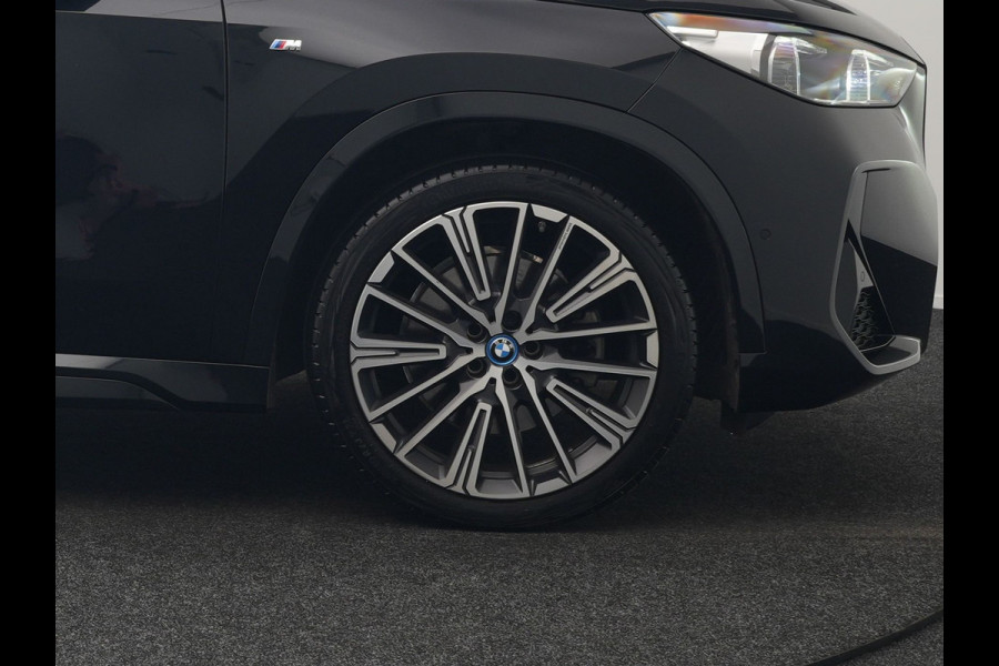 BMW X1 xDrive30e M Sport Plug In Hybrid 326pk Dealer O.H. PHEV | Panodak | Trekhaak af Fabriek | Lederen Sportstoelen Massage & Memory | Adaptive Cruise | 360 Camera | 20 "L.M | Harman / Kardon | Head Up | Keyless |