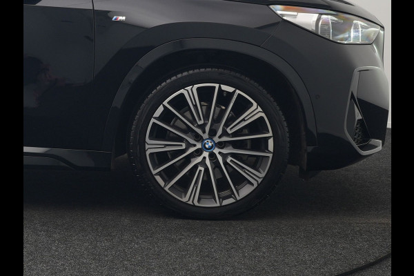 BMW X1 xDrive30e M Sport Plug In Hybrid 326pk Dealer O.H. PHEV | Panodak | Trekhaak af Fabriek | Lederen Sportstoelen Massage & Memory | Adaptive Cruise | 360 Camera | 20 "L.M | Harman / Kardon | Head Up | Keyless |