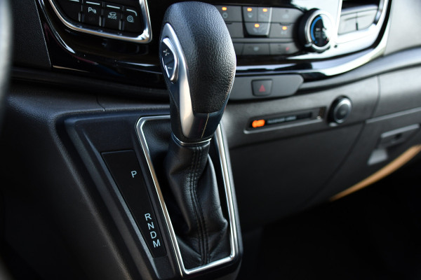 Ford Transit Custom 320 2.0 TDCI L2H1 Limited DC Black Edition Camera, Cruise, Carplay, 130pk, Stoelverwarming, 2 x Schuifdeur, Trekhaak, Multimedia, Automaat, Uniek!