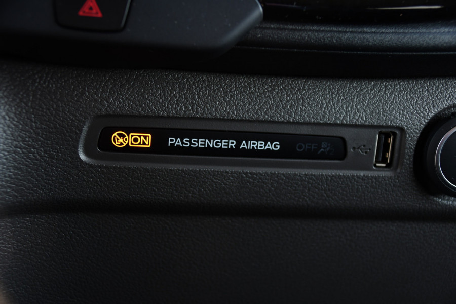 Ford Transit Custom 320 2.0 TDCI L2H1 Limited DC Black Edition Camera, Cruise, Carplay, 130pk, Stoelverwarming, 2 x Schuifdeur, Trekhaak, Multimedia, Automaat, Uniek!