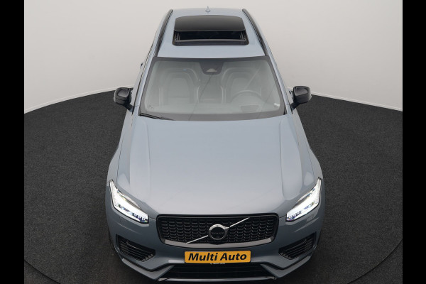 Volvo XC90 T8 Recharge AWD Ultimate Dark 7 Persoons LONG RANGE Plug In Hybrid 455pk Dealer O.H. PHEV | Trekhaak Af Fabriek | Panodak | Luchtvering |  Adaptive Cruise | Head Up | 360 Camera | Harman / Kardon | Lederen Sportstoelen Memory & Verwarmd | 22"L.M | Stuur Verwarmd | Keyless |