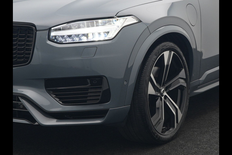 Volvo XC90 T8 Recharge AWD Ultimate Dark 7 Persoons LONG RANGE Plug In Hybrid 455pk Dealer O.H. PHEV | Trekhaak Af Fabriek | Panodak | Luchtvering |  Adaptive Cruise | Head Up | 360 Camera | Harman / Kardon | Lederen Sportstoelen Memory & Verwarmd | 22"L.M | Stuur Verwarmd | Keyless |
