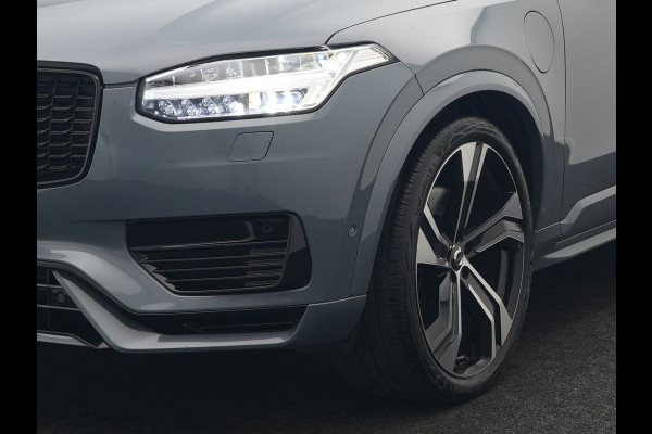 Volvo XC90 T8 Recharge AWD Ultimate Dark 7 Persoons LONG RANGE Plug In Hybrid 455pk Dealer O.H. PHEV | Trekhaak Af Fabriek | Panodak | Luchtvering |  Adaptive Cruise | Head Up | 360 Camera | Harman / Kardon | Lederen Sportstoelen Memory & Verwarmd | 22"L.M | Stuur Verwarmd | Keyless |