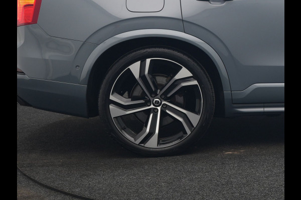 Volvo XC90 T8 Recharge AWD Ultimate Dark 7 Persoons LONG RANGE Plug In Hybrid 455pk Dealer O.H. PHEV | Trekhaak Af Fabriek | Panodak | Luchtvering |  Adaptive Cruise | Head Up | 360 Camera | Harman / Kardon | Lederen Sportstoelen Memory & Verwarmd | 22"L.M | Stuur Verwarmd | Keyless |