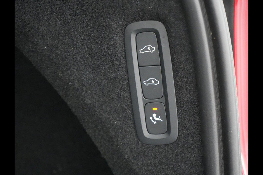 Volvo XC90 T8 Recharge AWD Ultimate Dark 7 Persoons LONG RANGE Plug In Hybrid 455pk Dealer O.H. PHEV | Trekhaak Af Fabriek | Panodak | Luchtvering |  Adaptive Cruise | Head Up | 360 Camera | Harman / Kardon | Lederen Sportstoelen Memory & Verwarmd | 22"L.M | Stuur Verwarmd | Keyless |