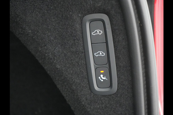 Volvo XC90 T8 Recharge AWD Ultimate Dark 7 Persoons LONG RANGE Plug In Hybrid 455pk Dealer O.H. PHEV | Trekhaak Af Fabriek | Panodak | Luchtvering |  Adaptive Cruise | Head Up | 360 Camera | Harman / Kardon | Lederen Sportstoelen Memory & Verwarmd | 22"L.M | Stuur Verwarmd | Keyless |