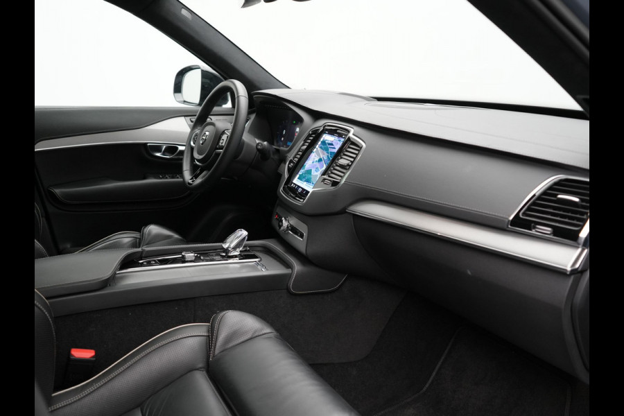 Volvo XC90 T8 Recharge AWD Ultimate Dark 7 Persoons LONG RANGE Plug In Hybrid 455pk Dealer O.H. PHEV | Trekhaak Af Fabriek | Panodak | Luchtvering |  Adaptive Cruise | Head Up | 360 Camera | Harman / Kardon | Lederen Sportstoelen Memory & Verwarmd | 22"L.M | Stuur Verwarmd | Keyless |