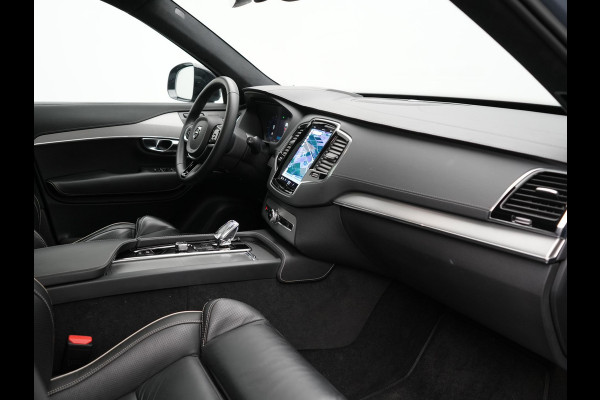 Volvo XC90 T8 Recharge AWD Ultimate Dark 7 Persoons LONG RANGE Plug In Hybrid 455pk Dealer O.H. PHEV | Trekhaak Af Fabriek | Panodak | Luchtvering |  Adaptive Cruise | Head Up | 360 Camera | Harman / Kardon | Lederen Sportstoelen Memory & Verwarmd | 22"L.M | Stuur Verwarmd | Keyless |