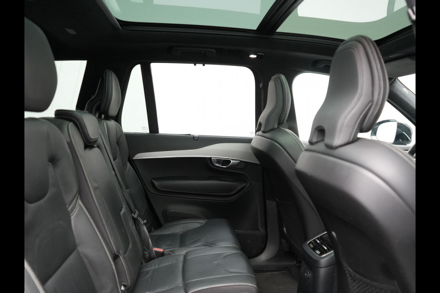 Volvo XC90 T8 Recharge AWD Ultimate Dark 7 Persoons LONG RANGE Plug In Hybrid 455pk Dealer O.H. PHEV | Trekhaak Af Fabriek | Panodak | Luchtvering |  Adaptive Cruise | Head Up | 360 Camera | Harman / Kardon | Lederen Sportstoelen Memory & Verwarmd | 22"L.M | Stuur Verwarmd | Keyless |