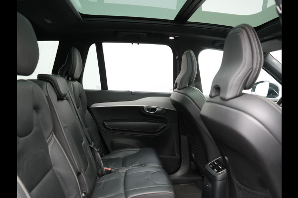 Volvo XC90 T8 Recharge AWD Ultimate Dark 7 Persoons LONG RANGE Plug In Hybrid 455pk Dealer O.H. PHEV | Trekhaak Af Fabriek | Panodak | Luchtvering |  Adaptive Cruise | Head Up | 360 Camera | Harman / Kardon | Lederen Sportstoelen Memory & Verwarmd | 22"L.M | Stuur Verwarmd | Keyless |