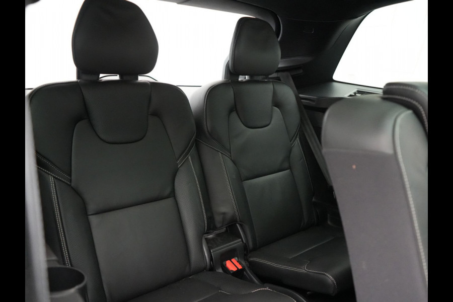 Volvo XC90 T8 Recharge AWD Ultimate Dark 7 Persoons LONG RANGE Plug In Hybrid 455pk Dealer O.H. PHEV | Trekhaak Af Fabriek | Panodak | Luchtvering |  Adaptive Cruise | Head Up | 360 Camera | Harman / Kardon | Lederen Sportstoelen Memory & Verwarmd | 22"L.M | Stuur Verwarmd | Keyless |