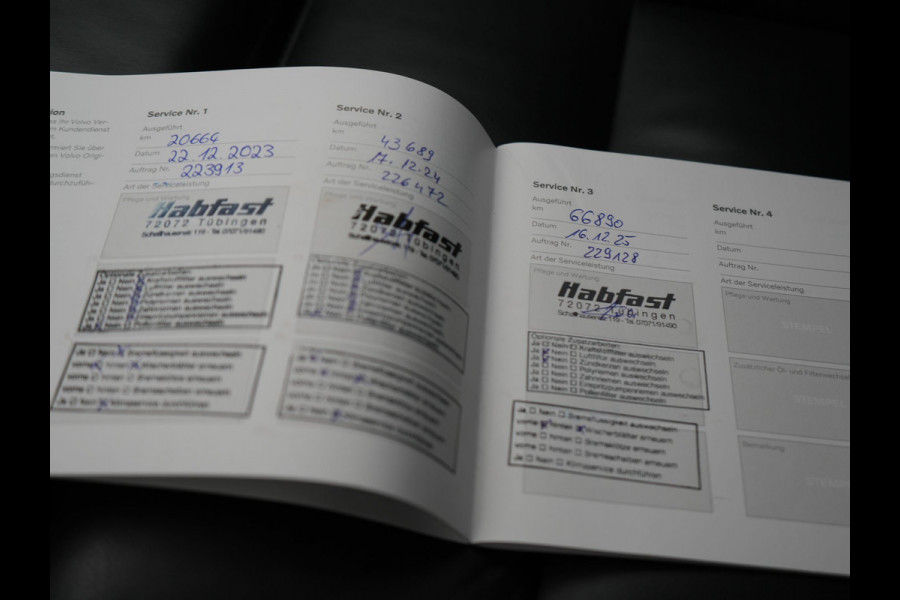 Volvo XC90 T8 Recharge AWD Ultimate Dark 7 Persoons LONG RANGE Plug In Hybrid 455pk Dealer O.H. PHEV | Trekhaak Af Fabriek | Panodak | Luchtvering |  Adaptive Cruise | Head Up | 360 Camera | Harman / Kardon | Lederen Sportstoelen Memory & Verwarmd | 22"L.M | Stuur Verwarmd | Keyless |