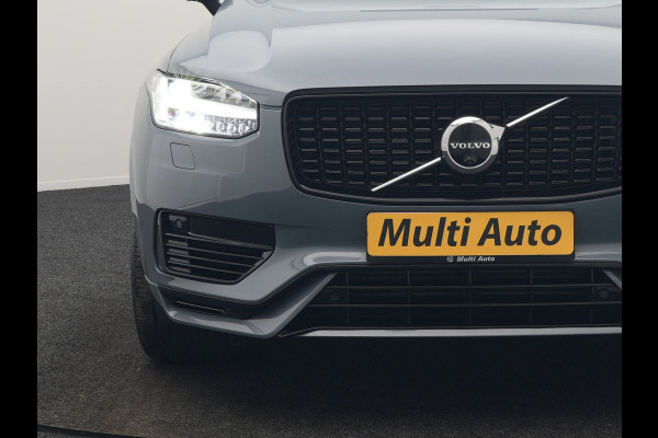 Volvo XC90 T8 Recharge AWD Ultimate Dark 7 Persoons LONG RANGE Plug In Hybrid 455pk Dealer O.H. PHEV | Trekhaak Af Fabriek | Panodak | Luchtvering |  Adaptive Cruise | Head Up | 360 Camera | Harman / Kardon | Lederen Sportstoelen Memory & Verwarmd | 22"L.M | Stuur Verwarmd | Keyless |