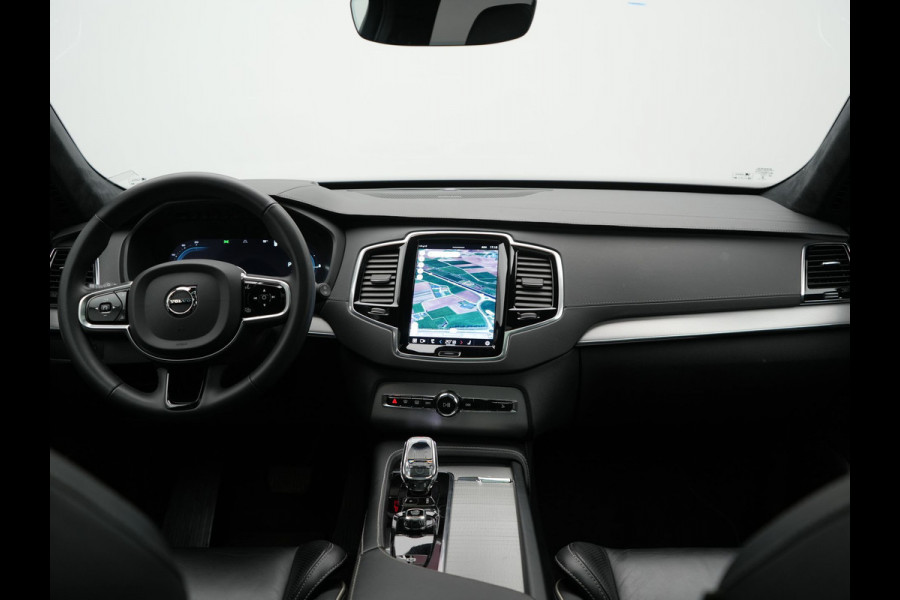 Volvo XC90 T8 Recharge AWD Ultimate Dark 7 Persoons LONG RANGE Plug In Hybrid 455pk Dealer O.H. PHEV | Trekhaak Af Fabriek | Panodak | Luchtvering |  Adaptive Cruise | Head Up | 360 Camera | Harman / Kardon | Lederen Sportstoelen Memory & Verwarmd | 22"L.M | Stuur Verwarmd | Keyless |
