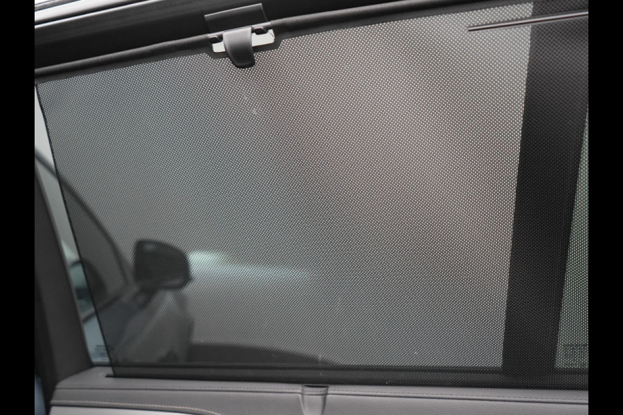 Volvo XC90 T8 Recharge AWD Ultimate Dark 7 Persoons LONG RANGE Plug In Hybrid 455pk Dealer O.H. PHEV | Trekhaak Af Fabriek | Panodak | Luchtvering |  Adaptive Cruise | Head Up | 360 Camera | Harman / Kardon | Lederen Sportstoelen Memory & Verwarmd | 22"L.M | Stuur Verwarmd | Keyless |