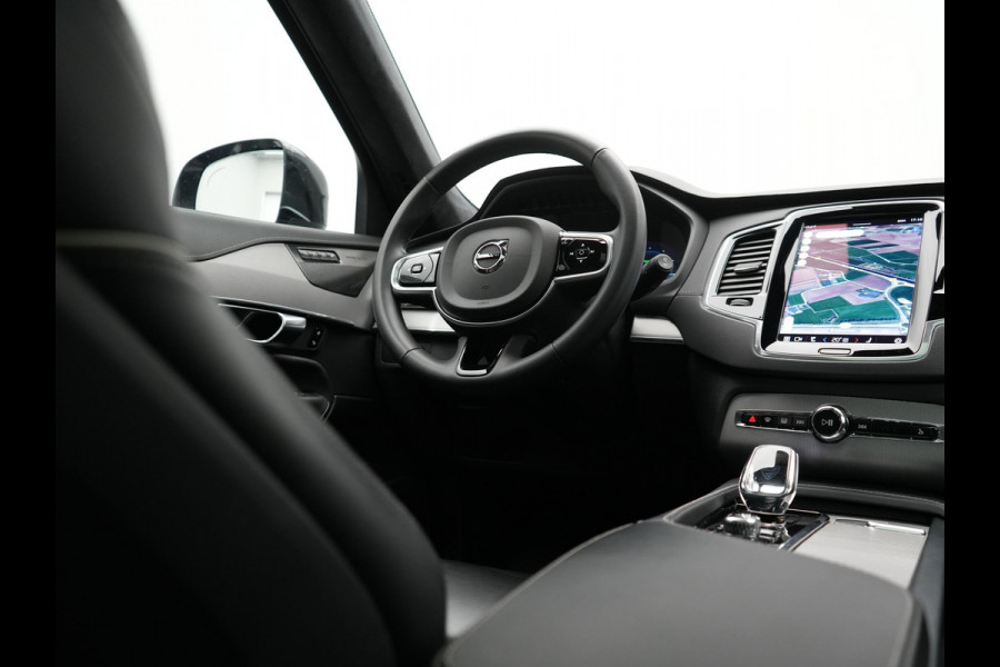 Volvo XC90 T8 Recharge AWD Ultimate Dark 7 Persoons LONG RANGE Plug In Hybrid 455pk Dealer O.H. PHEV | Trekhaak Af Fabriek | Panodak | Luchtvering |  Adaptive Cruise | Head Up | 360 Camera | Harman / Kardon | Lederen Sportstoelen Memory & Verwarmd | 22"L.M | Stuur Verwarmd | Keyless |