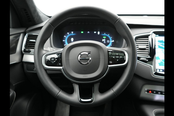 Volvo XC90 T8 Recharge AWD Ultimate Dark 7 Persoons LONG RANGE Plug In Hybrid 455pk Dealer O.H. PHEV | Trekhaak Af Fabriek | Panodak | Luchtvering |  Adaptive Cruise | Head Up | 360 Camera | Harman / Kardon | Lederen Sportstoelen Memory & Verwarmd | 22"L.M | Stuur Verwarmd | Keyless |