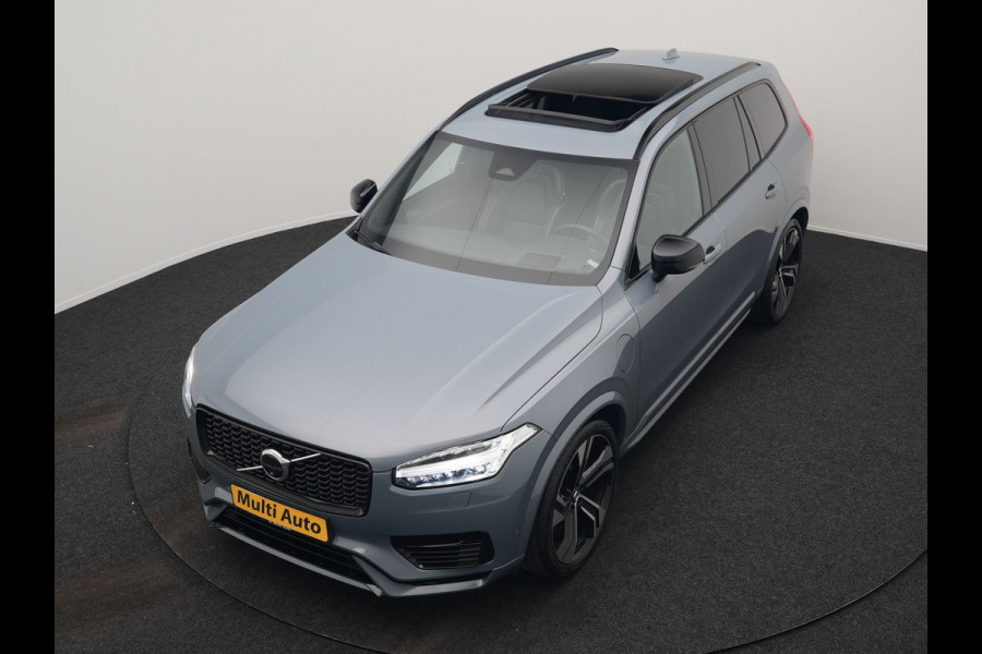 Volvo XC90 T8 Recharge AWD Ultimate Dark 7 Persoons LONG RANGE Plug In Hybrid 455pk Dealer O.H. PHEV | Trekhaak Af Fabriek | Panodak | Luchtvering |  Adaptive Cruise | Head Up | 360 Camera | Harman / Kardon | Lederen Sportstoelen Memory & Verwarmd | 22"L.M | Stuur Verwarmd | Keyless |