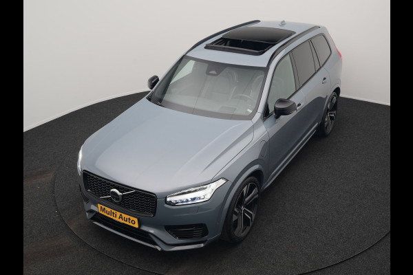 Volvo XC90 T8 Recharge AWD Ultimate Dark 7 Persoons LONG RANGE Plug In Hybrid 455pk Dealer O.H. PHEV | Trekhaak Af Fabriek | Panodak | Luchtvering |  Adaptive Cruise | Head Up | 360 Camera | Harman / Kardon | Lederen Sportstoelen Memory & Verwarmd | 22"L.M | Stuur Verwarmd | Keyless |