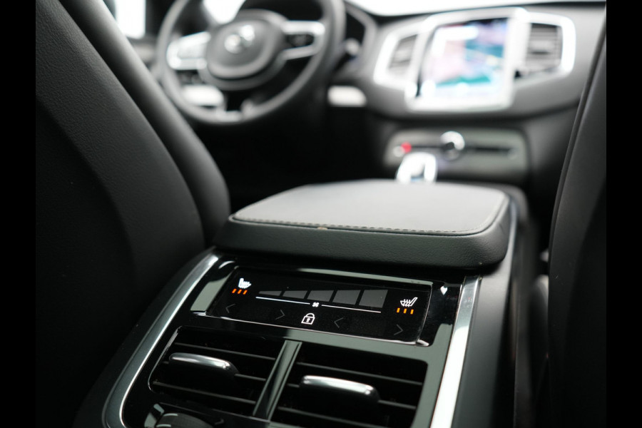 Volvo XC90 T8 Recharge AWD Ultimate Dark 7 Persoons LONG RANGE Plug In Hybrid 455pk Dealer O.H. PHEV | Trekhaak Af Fabriek | Panodak | Luchtvering |  Adaptive Cruise | Head Up | 360 Camera | Harman / Kardon | Lederen Sportstoelen Memory & Verwarmd | 22"L.M | Stuur Verwarmd | Keyless |