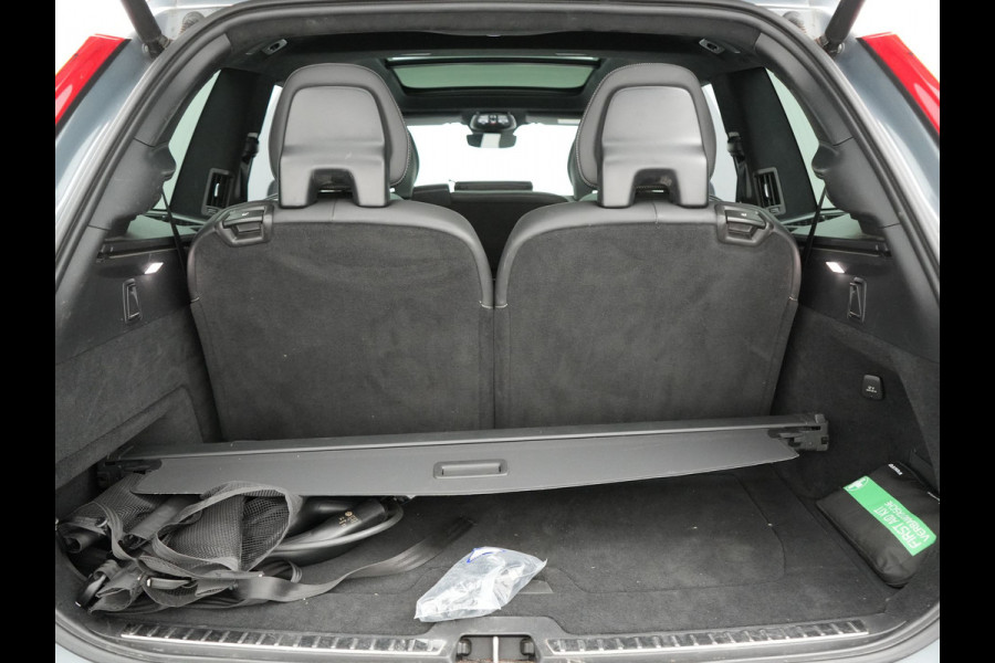 Volvo XC90 T8 Recharge AWD Ultimate Dark 7 Persoons LONG RANGE Plug In Hybrid 455pk Dealer O.H. PHEV | Trekhaak Af Fabriek | Panodak | Luchtvering |  Adaptive Cruise | Head Up | 360 Camera | Harman / Kardon | Lederen Sportstoelen Memory & Verwarmd | 22"L.M | Stuur Verwarmd | Keyless |