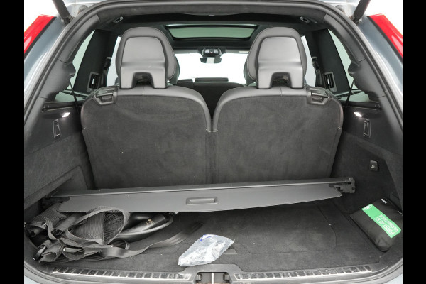 Volvo XC90 T8 Recharge AWD Ultimate Dark 7 Persoons LONG RANGE Plug In Hybrid 455pk Dealer O.H. PHEV | Trekhaak Af Fabriek | Panodak | Luchtvering |  Adaptive Cruise | Head Up | 360 Camera | Harman / Kardon | Lederen Sportstoelen Memory & Verwarmd | 22"L.M | Stuur Verwarmd | Keyless |