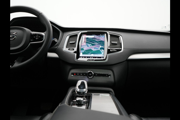 Volvo XC90 T8 Recharge AWD Ultimate Dark 7 Persoons LONG RANGE Plug In Hybrid 455pk Dealer O.H. PHEV | Trekhaak Af Fabriek | Panodak | Luchtvering |  Adaptive Cruise | Head Up | 360 Camera | Harman / Kardon | Lederen Sportstoelen Memory & Verwarmd | 22"L.M | Stuur Verwarmd | Keyless |