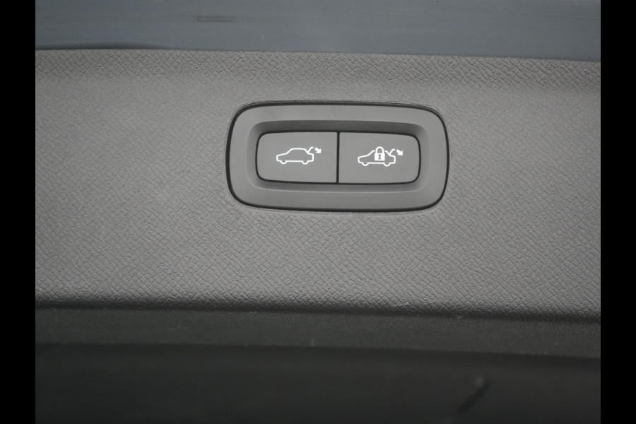 Volvo XC90 T8 Recharge AWD Ultimate Dark 7 Persoons LONG RANGE Plug In Hybrid 455pk Dealer O.H. PHEV | Trekhaak Af Fabriek | Panodak | Luchtvering |  Adaptive Cruise | Head Up | 360 Camera | Harman / Kardon | Lederen Sportstoelen Memory & Verwarmd | 22"L.M | Stuur Verwarmd | Keyless |