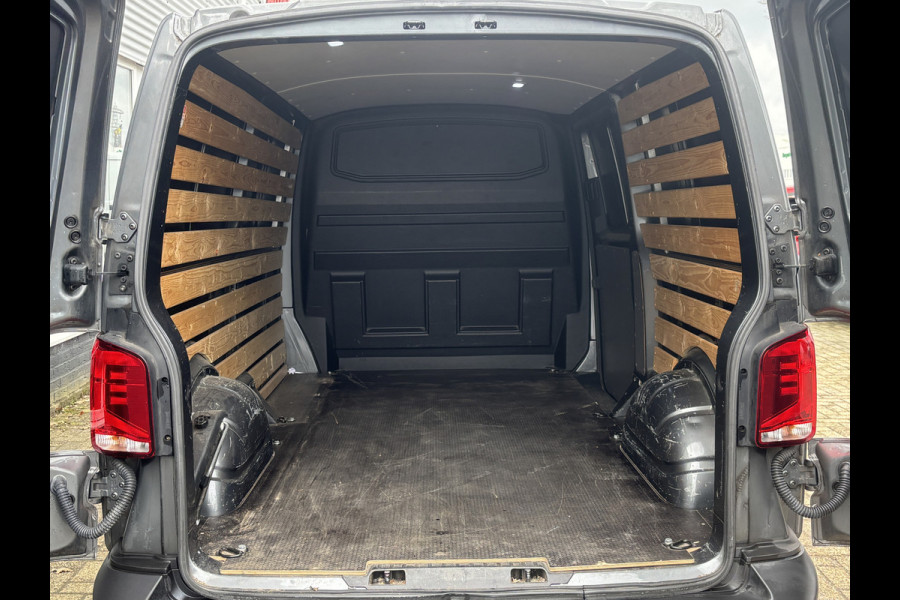 Volkswagen Transporter 2.0 TDI L2H1 28 Economy Business | Apple Carplay | Parkeersensoren | Cruise | Airco