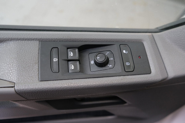 Volkswagen Transporter 2.0 TDI L2H1 28 > Schade <