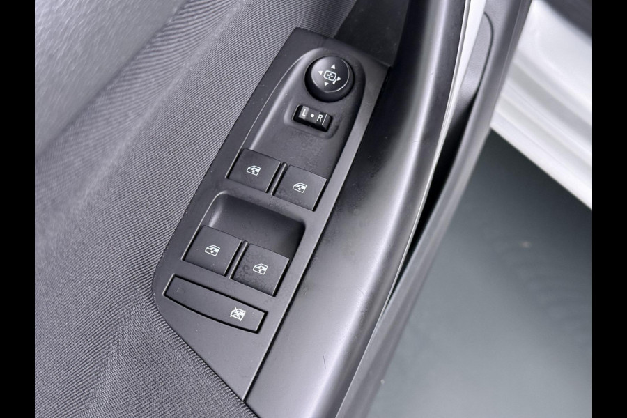 Opel Astra 1.4 Launch Elegance | AUTOMAAT | AGR STOELEN | CAMERA | STOEL- & STUURWIELVERWARMING | NAVIGATIE | GOED ONDERHOUDEN | AFNEEMBARE TREKHAAK | INCL. 12 MND BOVAG GARANTIE