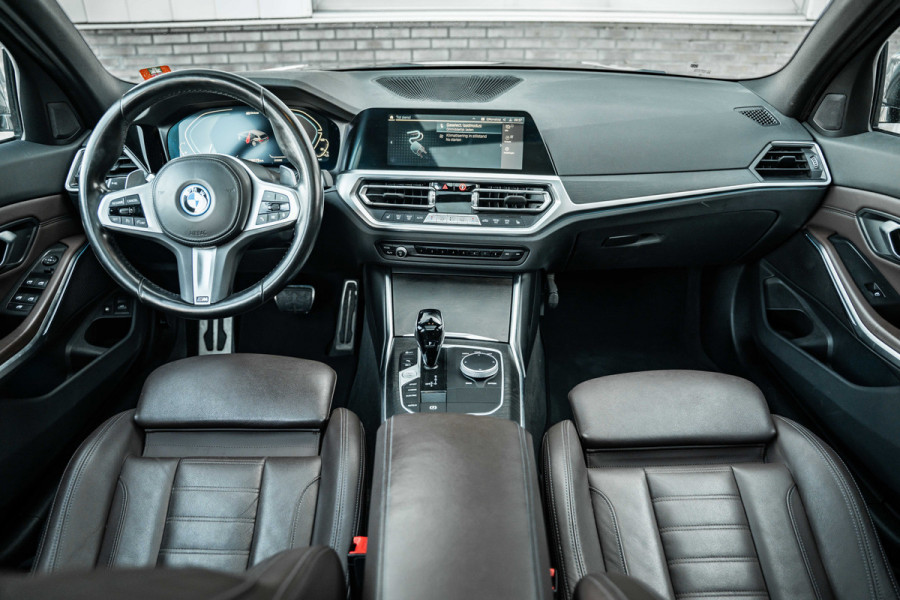 BMW 3 Serie Touring 320e Business Edition Plus | M sport | Pano | HUD | Leder
