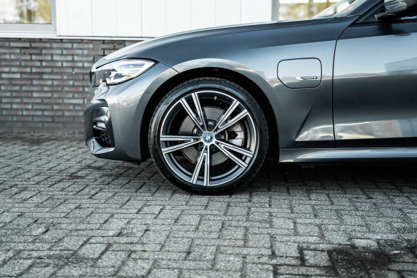 BMW 3 Serie Touring 320e Business Edition Plus | M sport | Pano | HUD | Leder