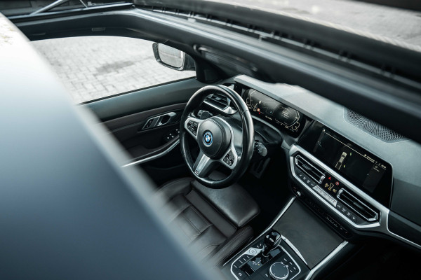 BMW 3 Serie Touring 320e Business Edition Plus | M sport | Pano | HUD | Leder