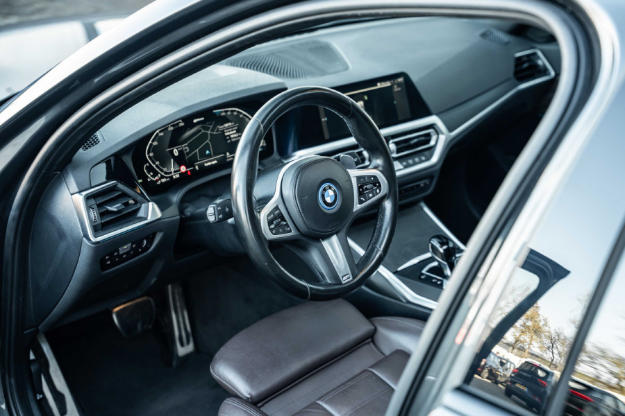 BMW 3 Serie Touring 320e Business Edition Plus | M sport | Pano | HUD | Leder