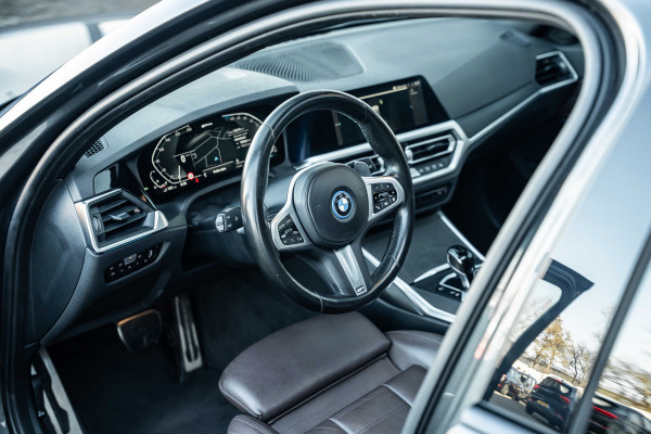 BMW 3 Serie Touring 320e Business Edition Plus | M sport | Pano | HUD | Leder