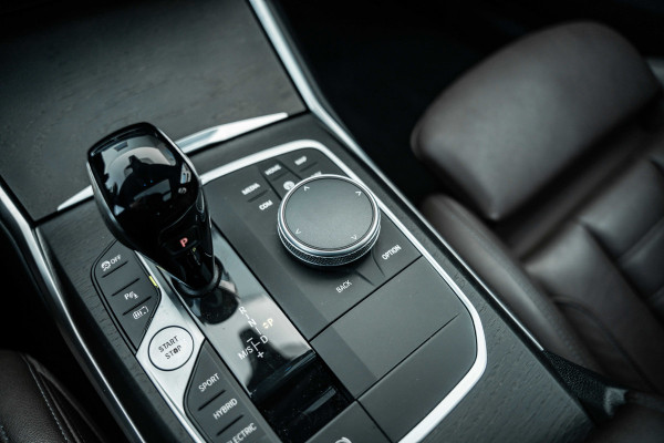 BMW 3 Serie Touring 320e Business Edition Plus | M sport | Pano | HUD | Leder
