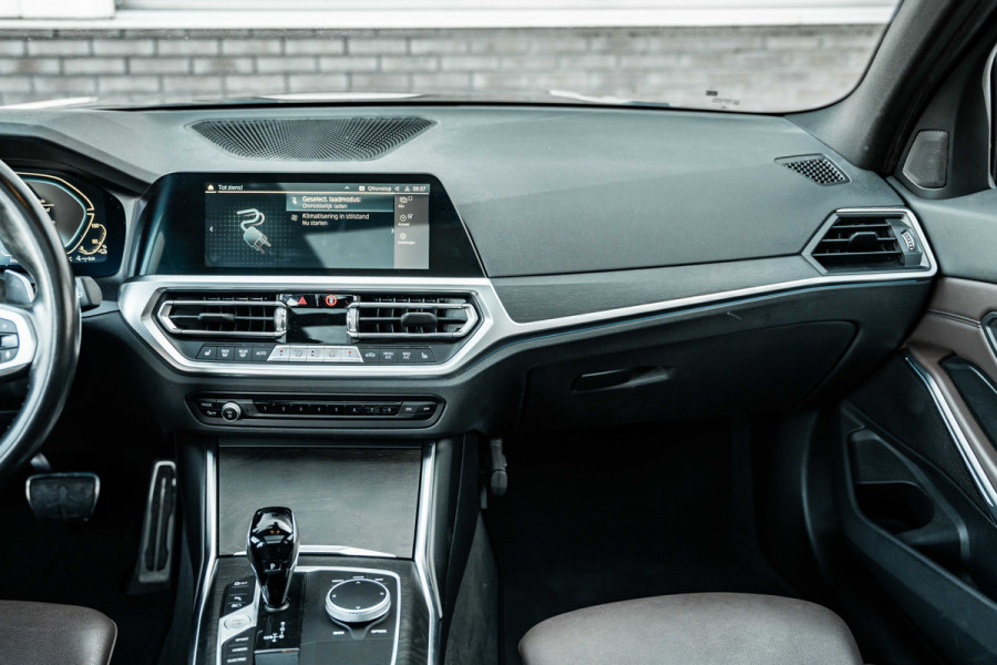 BMW 3 Serie Touring 320e Business Edition Plus | M sport | Pano | HUD | Leder
