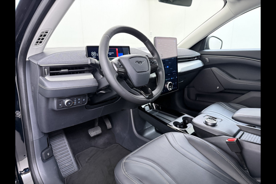 Ford Mustang Mach-E SOH 93% RWD 75kWh Technology Pack Plus Panoramadak B&O®-Audio Leder 360°Camera Navi Ecc Apple Carplay/Android Auto Elek.S Stuur+Stoelverwarming Lane Assist Led Active Driver Assist FordPass Connect™ 1e Eigenaar Origineel Nederlandse Auto