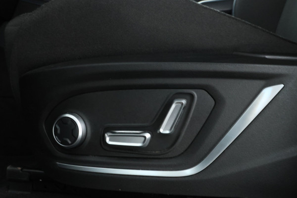 Lynk & Co 01 1.5 Full Black, Panorama Dak, Digital Dash