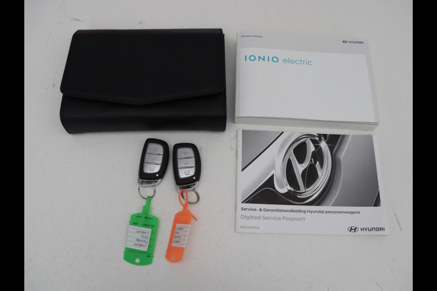 Hyundai IONIQ Premium EV 38 kWh | SOH 100% | Schuifdak | Stoelventilatie | Leder | Warmtepomp | Adaptive cruise | Camera | Achterbankverwarming | Carplay | Infinity Sound | Memory | Full LED | Keyless