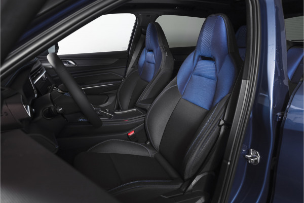 Lynk & Co 01 1.5 PHEV 261PK MY23 | Donkere hemel | 360 Camera | 7.4 kWh boordlader | S/K-panodak | Adapt. Cruise | Memory | Elek. klep | LM 20" | 0998