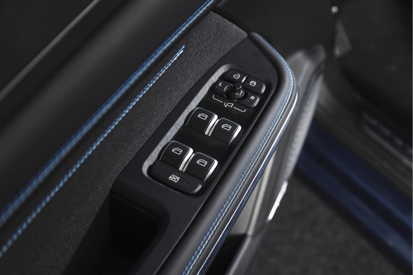 Lynk & Co 01 1.5 PHEV 261PK MY23 | Donkere hemel | 360 Camera | 7.4 kWh boordlader | S/K-panodak | Adapt. Cruise | Memory | Elek. klep | LM 20" | 0998