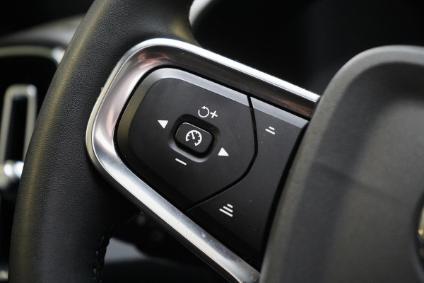 Volvo XC40 1.5 T4 Recharge R-Design | SoH 95% | Leder | Panoramadak | Trekhaak | Camera | Lm velgen