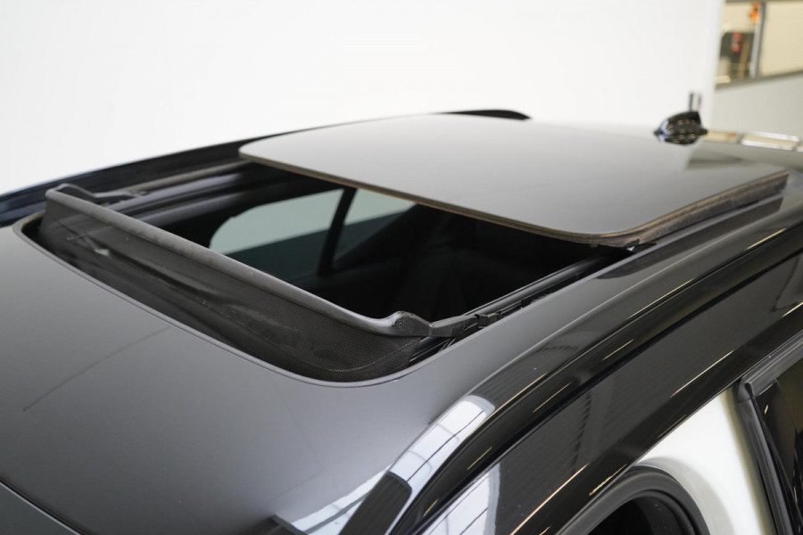 Volvo XC40 1.5 T4 Recharge R-Design | SoH 95% | Leder | Panoramadak | Trekhaak | Camera | Lm velgen