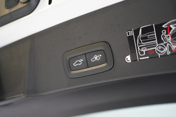 Volvo XC40 1.5 T4 Recharge R-Design | SoH 95% | Leder | Panoramadak | Trekhaak | Camera | Lm velgen