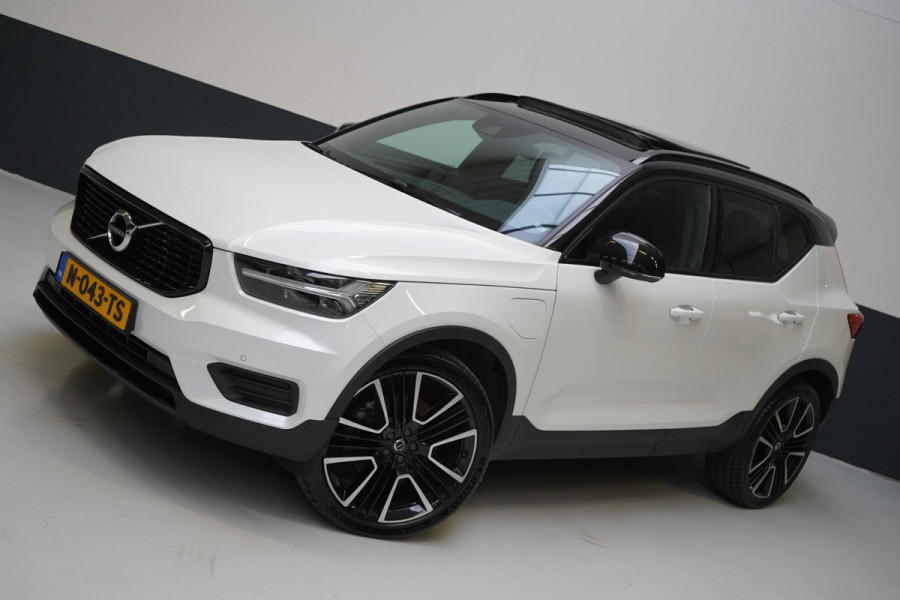 Volvo XC40 1.5 T4 Recharge R-Design | SoH 95% | Leder | Panoramadak | Trekhaak | Camera | Lm velgen