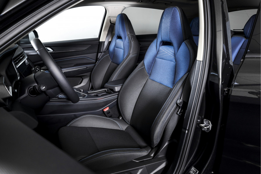 Lynk & Co 01 1.5 PHEV 261PK MY22 | Black Pakket | 360 Camera  | 7.4 kWh Boordlader | S/K-panodak | Adapt. Cruise | Memory | Elek. klep | LM 20" | 2244